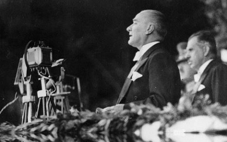 atatürk 10. yıl nutkunu okurken